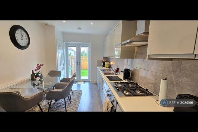 4 bed Semi-Detached to rent Image 9