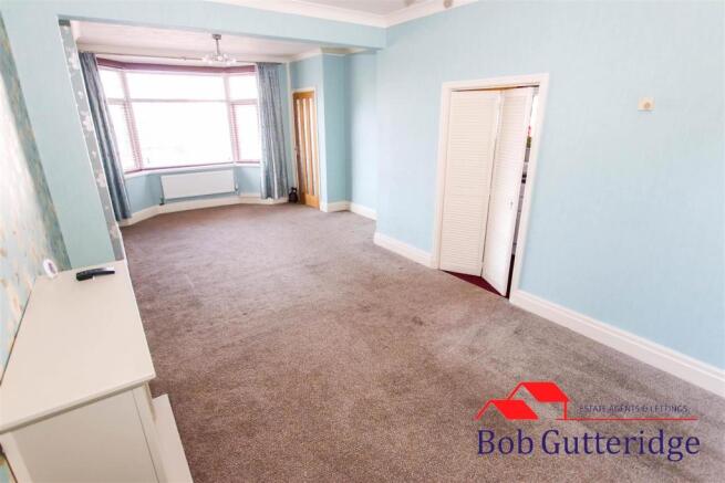 BAY FRONTED THROUGH LOUNGE / DINER
