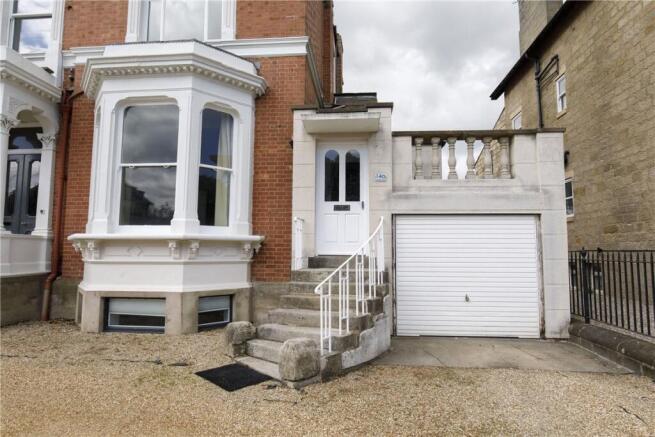 3 bed Apartment to rent Image 12