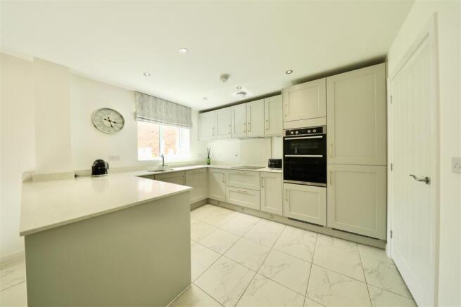 4 bed Detached for sale Image 11