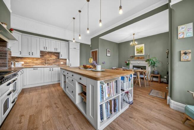 5 bed Terraced for sale Image 7