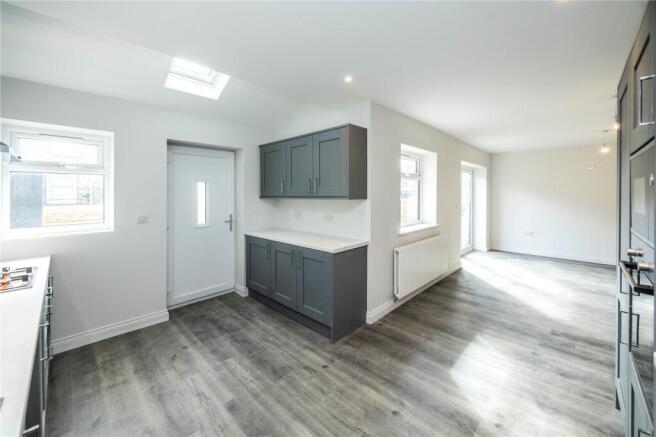 5 bed Semi-Detached for sale Image 9