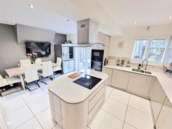 L-SHAPED KITCHEN/DINER: