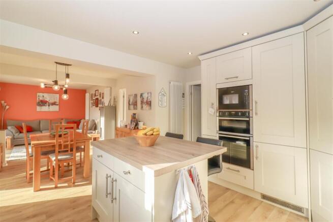 4 bed Semi-Detached for sale Image 4