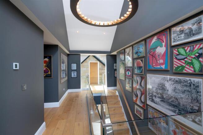 6 bed Detached for sale Image 10