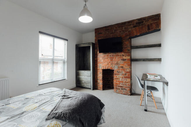 4 bed House to rent Image 11