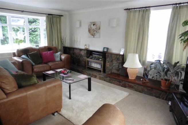 L-shaped lounge /dining room