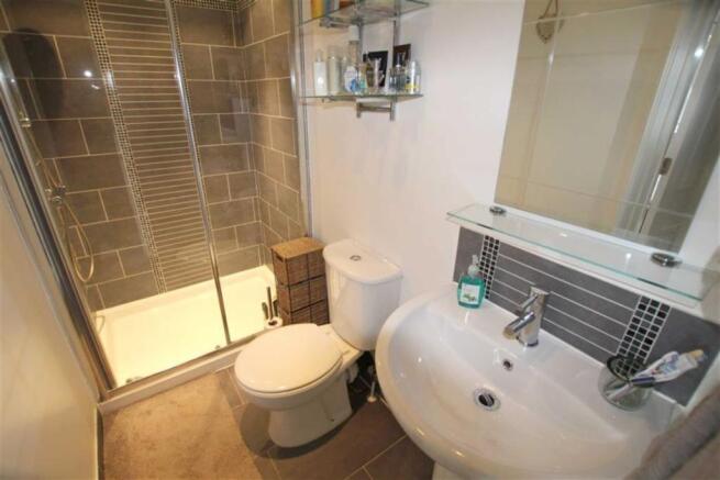 EN-SUITE SHOWER ROOM