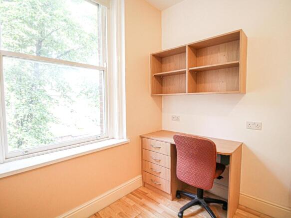 3 bed Apartment to rent Image 8