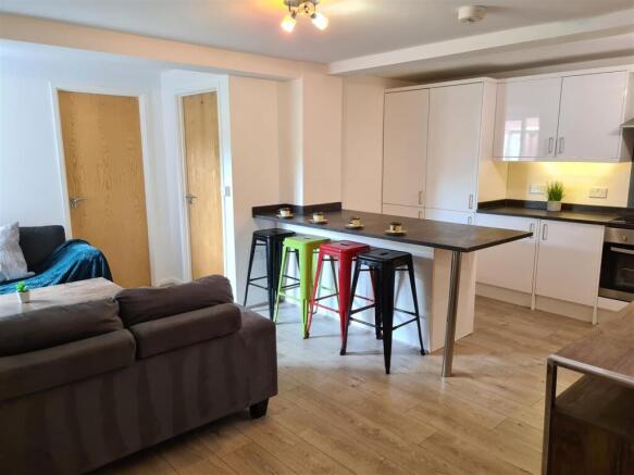 Flat 28 Breakfast Bar.jpg