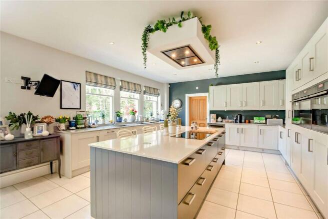 5 bed Detached for sale Image 4