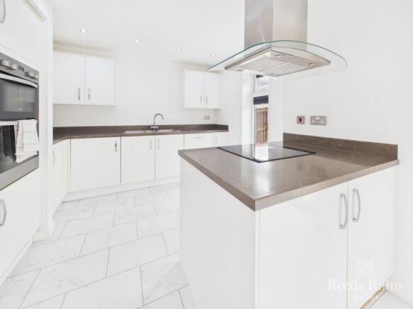 5 bed Detached for sale Image 11