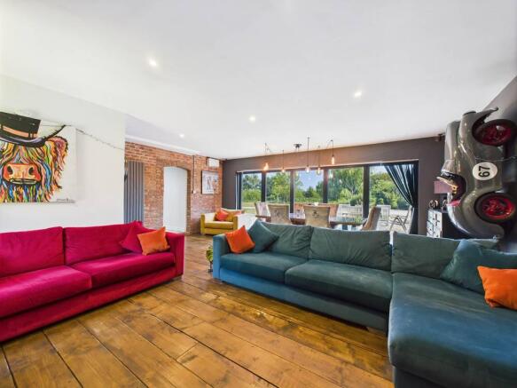 4 bed Detached for sale Image 4