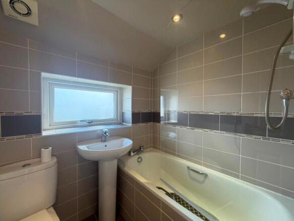 2 bed Terraced to rent Image 4