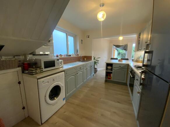 L-SHAPED KITCHEN/DINER 18'11 x 18'3
