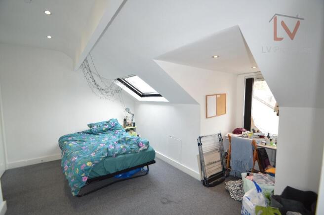 6 bed Terraced to rent Image 6