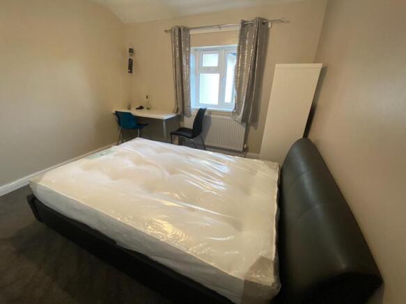 5 bed Semi-Detached to rent Image 9