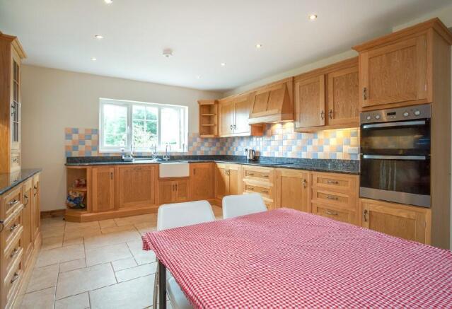 Kitchen 2.jpg