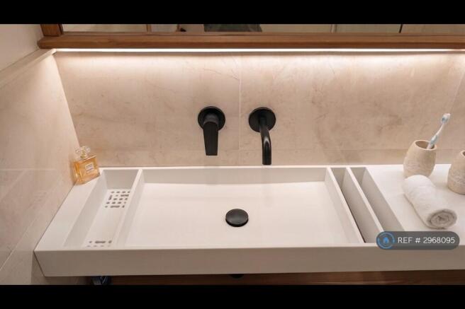 4 bed Semi-Detached to rent Image 8