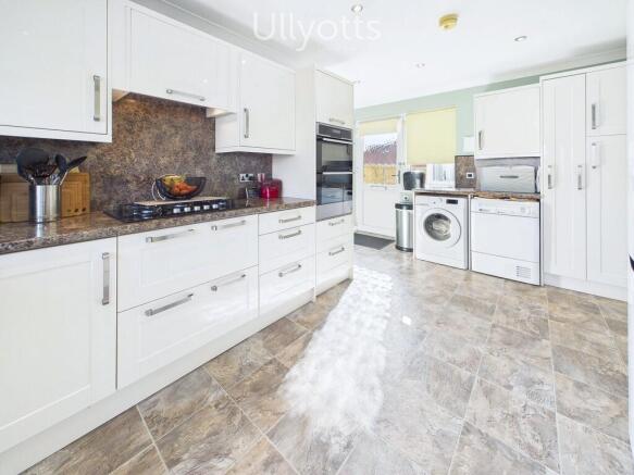4 bed Detached Bungalow for sale Image 10