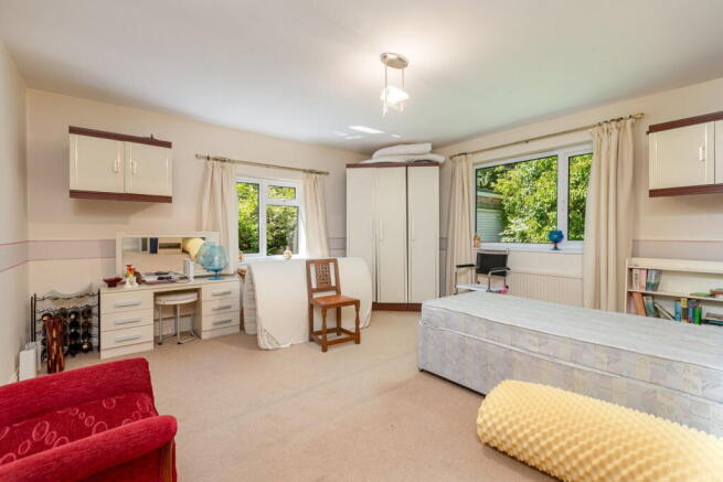 5 bed Detached for sale Image 12