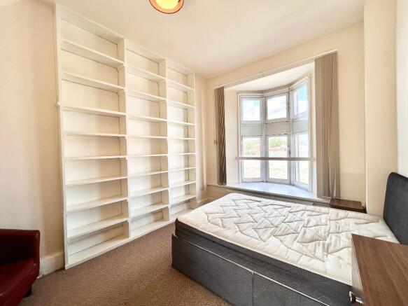 3 bed Flat to rent Image 4
