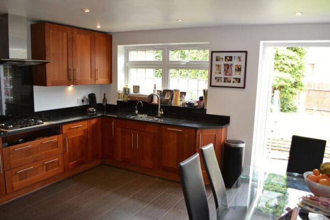 KITCHEN/BREAKFAST