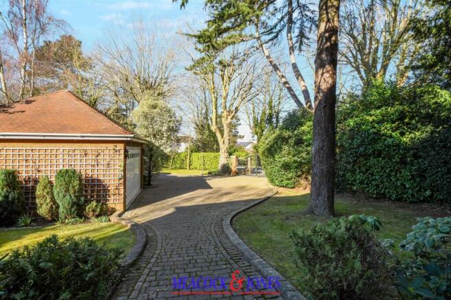 Mount Avenue, Hutton Mount, Brentwood photo 4