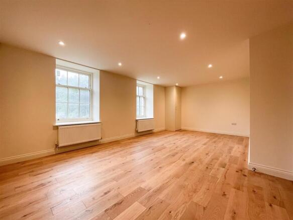 4 bed Apartment to rent Image 10