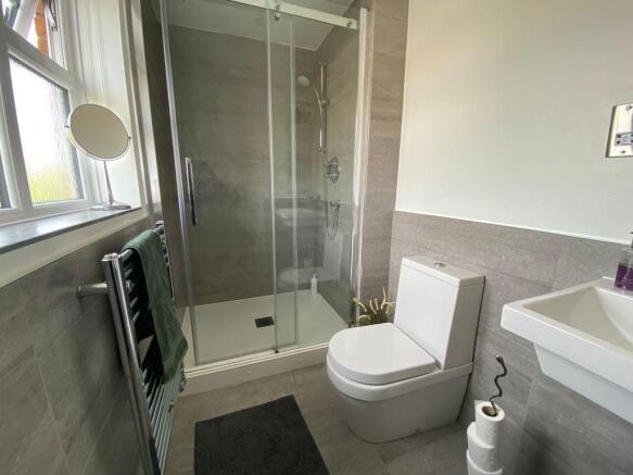 Ensuite to Bed 1
