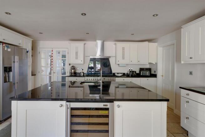 5 bed Detached for sale Image 10