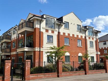 2 Hansler Grove, East Molesey