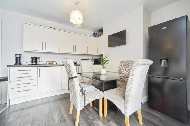 3 bed Semi-Detached for sale Image 6