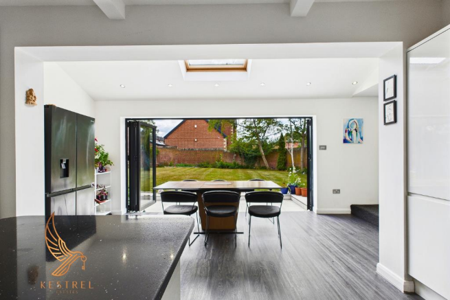 5 bed Detached for sale Image 5