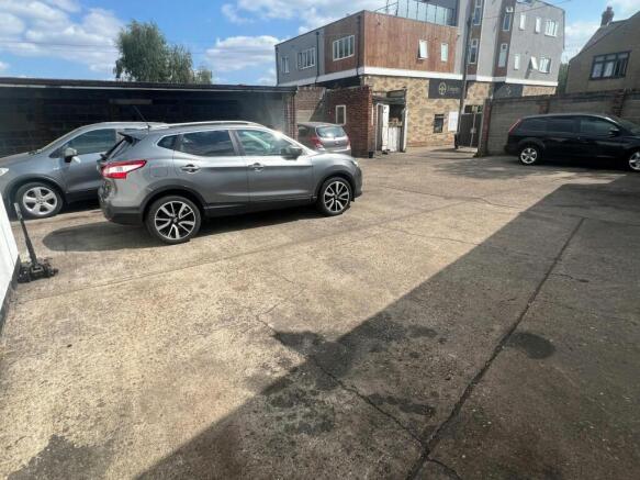 Rear of 180 Park View Road.jpg -3.jpg