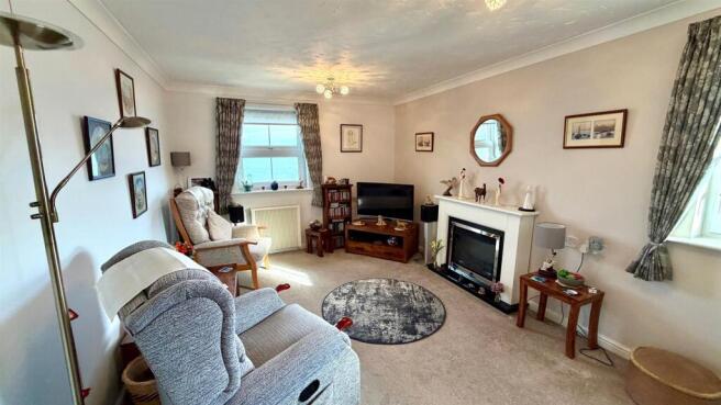 DOUBLE ASPECT LOUNGE