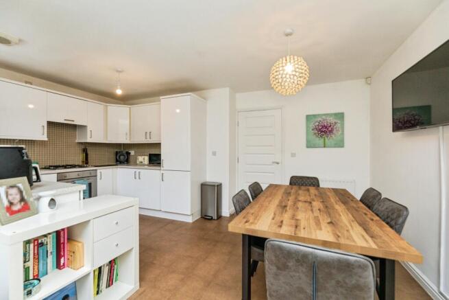 4 bed Semi-Detached for sale Image 8