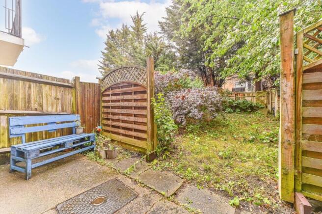 Dorset Gardens, Mitcham, CR4 photo 4