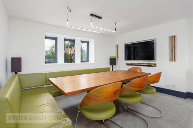5 bed Detached for sale Image 10