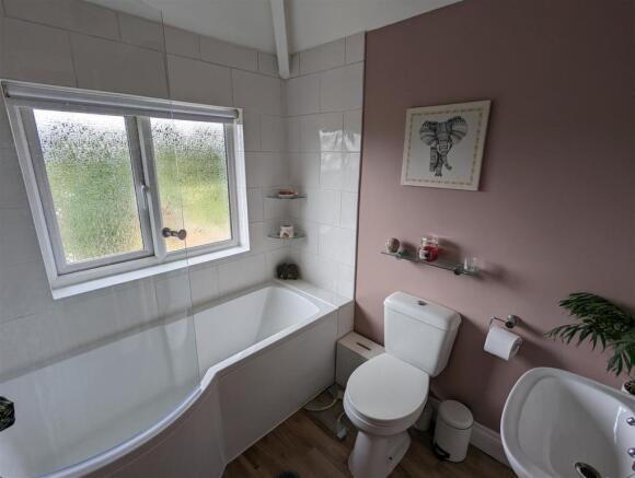 Bathroom (Large).jpg