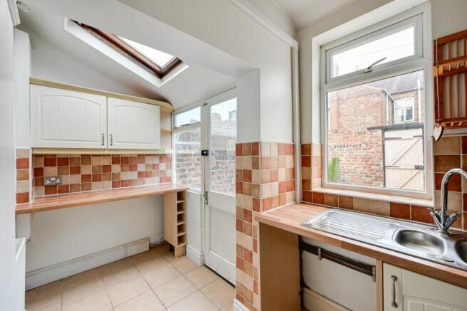 2 bed Terraced to rent Image 6