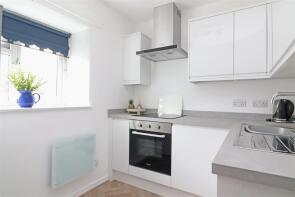 8, Chestnut Mead, Redhill RH1 1DR