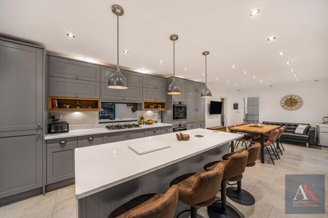 5 bed Detached for sale Image 4