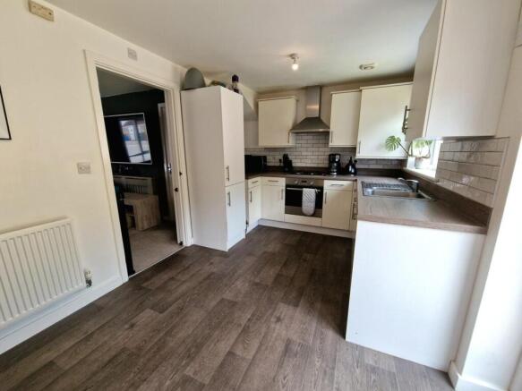 4 bed House for sale Image 4