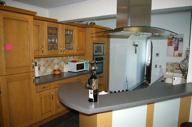 L-Shaped Dining Kitc