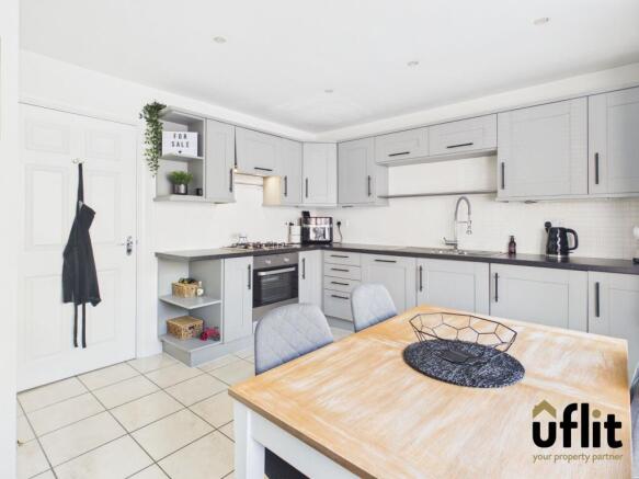 4 bed Semi-Detached for sale Image 9