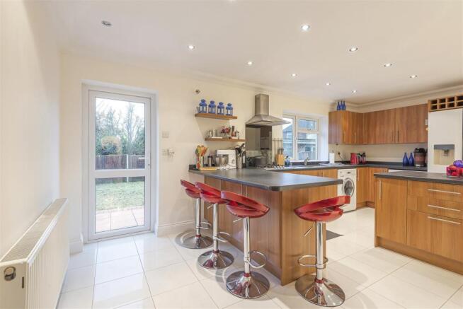 Kitchen & Breakfast Bar