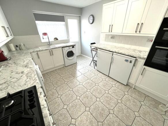 Woodgreen Drive photo 3