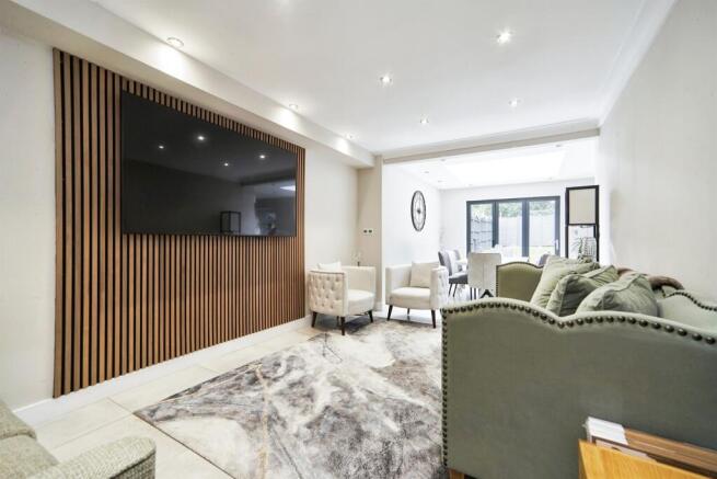 6 bed Semi-Detached for sale Image 9
