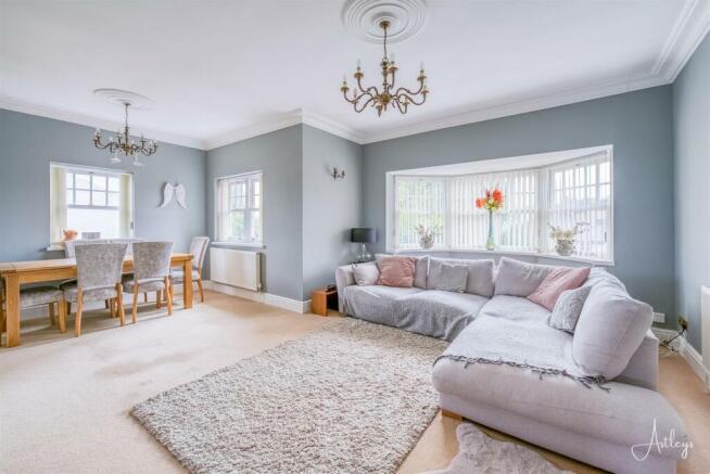 Lounge/Dining Room